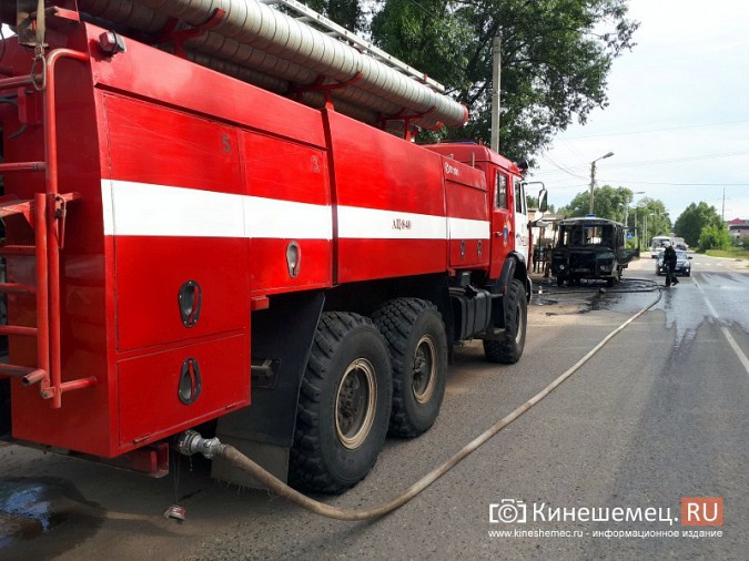 В Кинешме на улице Спортивной сгорел дотла пассажирский автобус фото 5