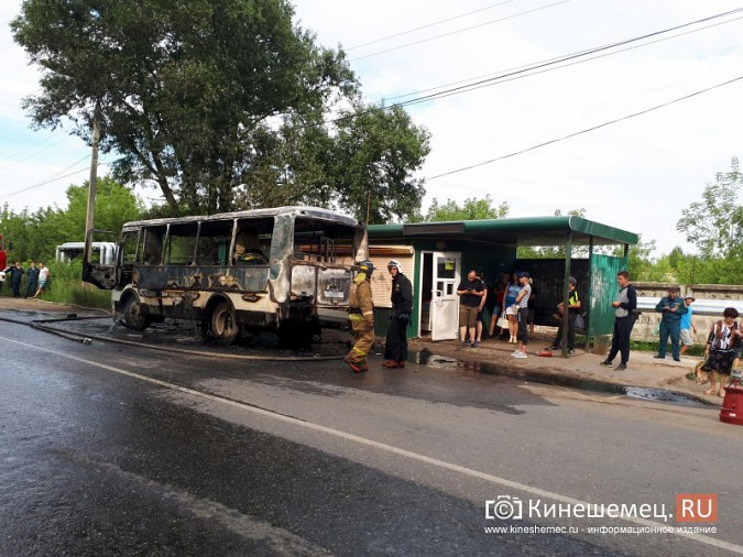 В Кинешме на улице Спортивной сгорел дотла пассажирский автобус фото 2