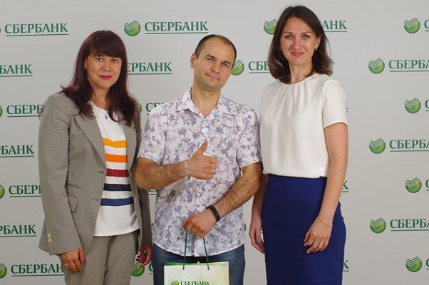 В Ивановском отделении Сбербанка поздравили 5000-го нового клиента в 2018 году фото 2