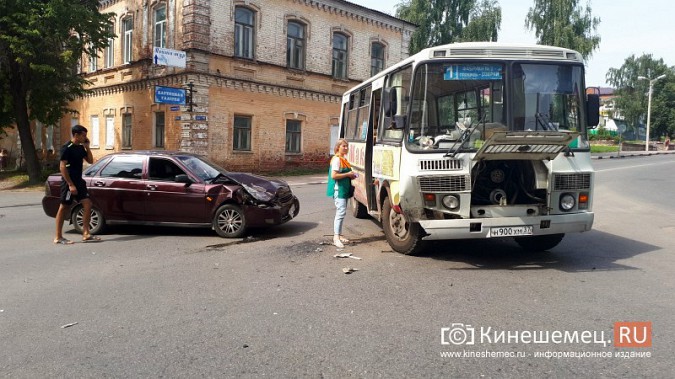 В центре Кинешмы «Лада Приора» попала под пассажирский автобус фото 2