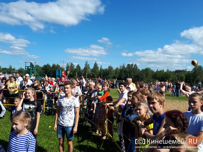 На городском пляже Кинешмы встречали царя морей фото 3