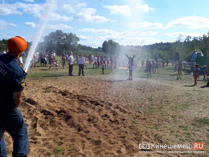 На городском пляже Кинешмы встречали царя морей фото 20