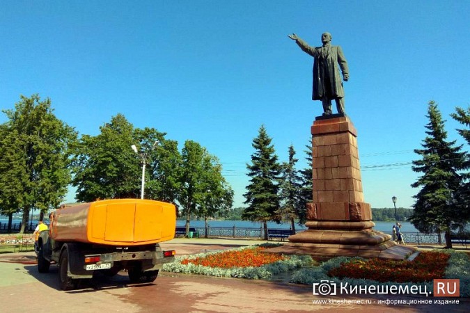 В Кинешме коммунальщики освежили водой Ленина фото 4