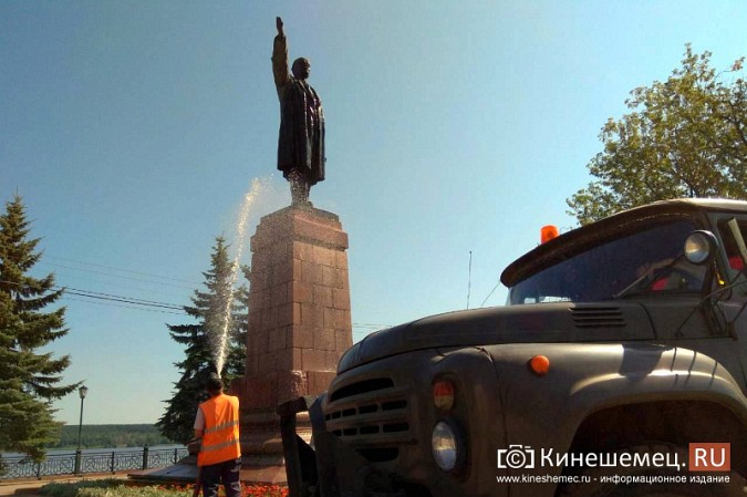 В Кинешме коммунальщики освежили водой Ленина фото 2