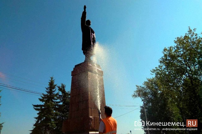 В Кинешме коммунальщики освежили водой Ленина фото 3