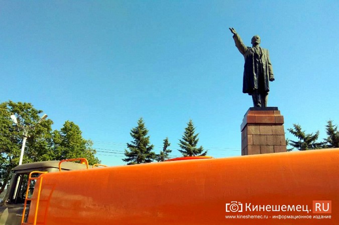 В Кинешме коммунальщики освежили водой Ленина фото 5