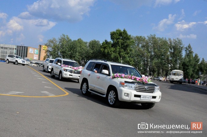 Центральная площадь Кинешмы становится местом свадебных гуляний фото 7