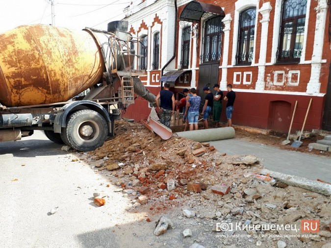 Александр Пахолков осмотрел ход ремонта тротуаров в центре Кинешмы фото 6