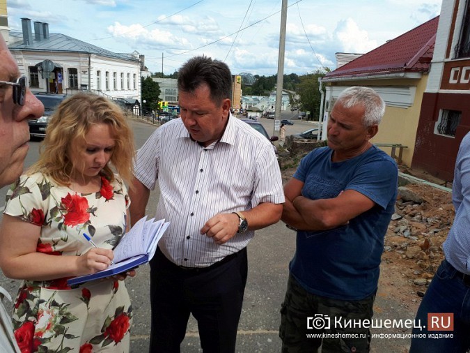 Александр Пахолков осмотрел ход ремонта тротуаров в центре Кинешмы фото 12