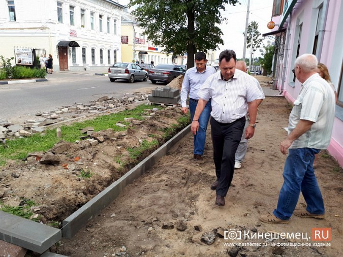 Александр Пахолков осмотрел ход ремонта тротуаров в центре Кинешмы фото 13