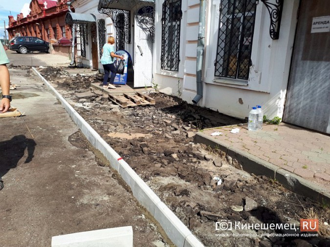 Александр Пахолков осмотрел ход ремонта тротуаров в центре Кинешмы фото 7