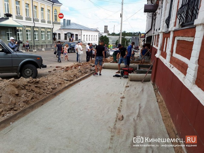 Александр Пахолков осмотрел ход ремонта тротуаров в центре Кинешмы фото 10