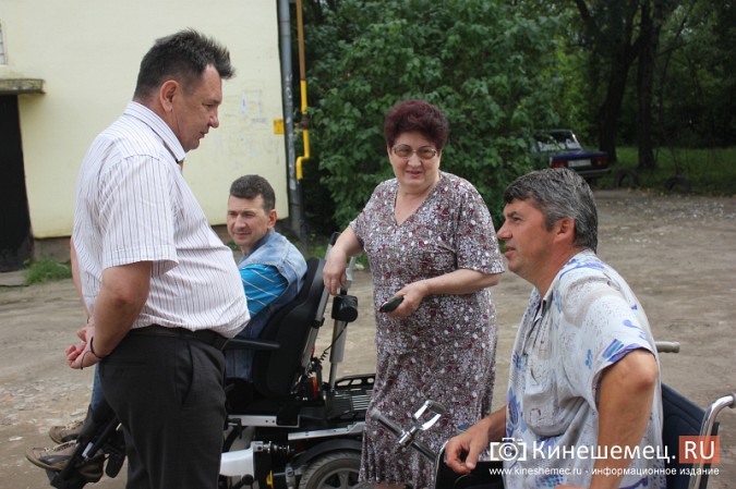 После обращения инвалида-колясочника в Кинешме благоустроили двор многоквартирного дома фото 6