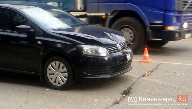 На улице Вичугской в Кинешме столкнулись два «Фольксвагена Поло» фото 5