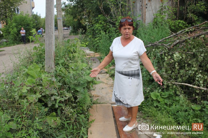 У дома №25 по улице 50-летия Комсомола обустроили подход к контейнерной площадке фото 3