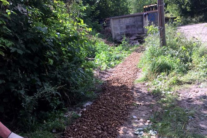 У дома №25 по улице 50-летия Комсомола обустроили подход к контейнерной площадке фото 7