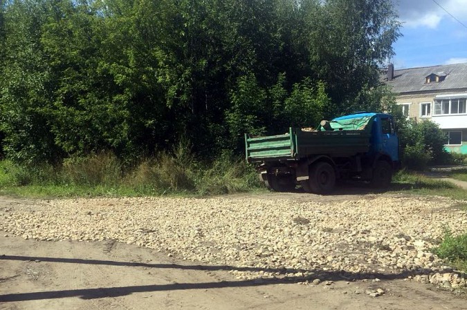 У дома №25 по улице 50-летия Комсомола обустроили подход к контейнерной площадке фото 5