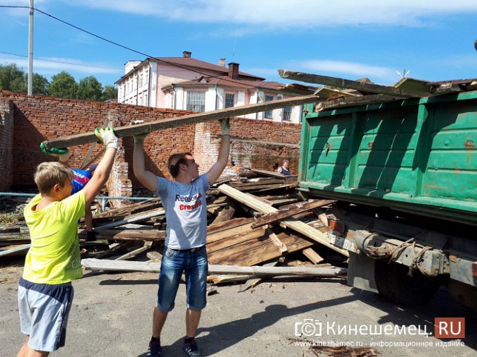 В День строителя в Кинешме разобрали аварийную трибуну стадиона «Томна» фото 2