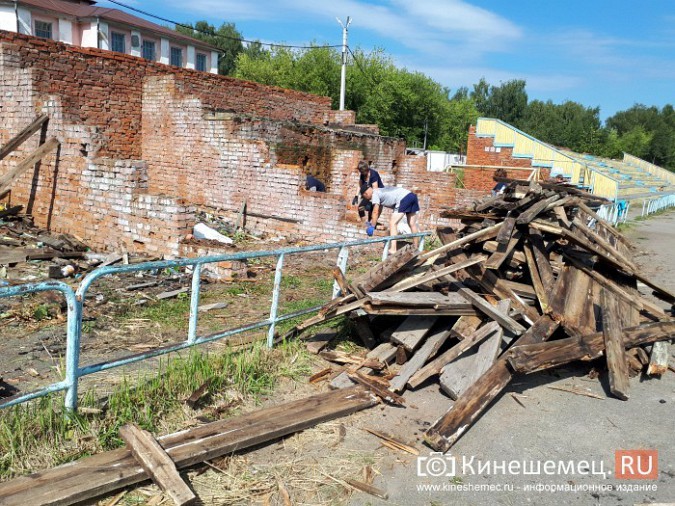 В День строителя в Кинешме разобрали аварийную трибуну стадиона «Томна» фото 5