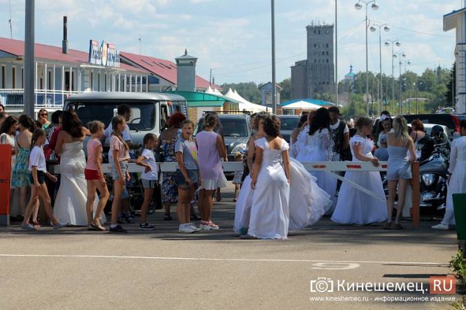 В Кинешме прошел благотворительный забег «Волжская невеста» фото 45