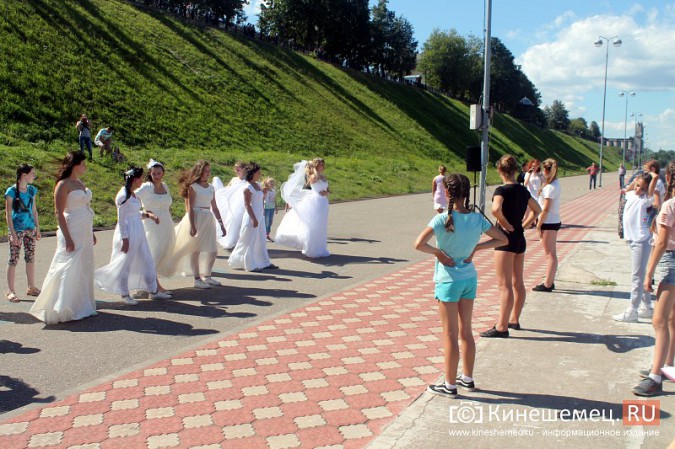 В Кинешме прошел благотворительный забег «Волжская невеста» фото 68