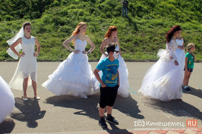 В Кинешме прошел благотворительный забег «Волжская невеста» фото 67