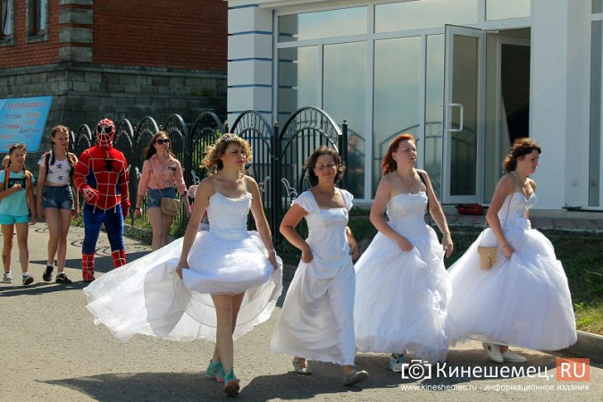 В Кинешме прошел благотворительный забег «Волжская невеста» фото 42