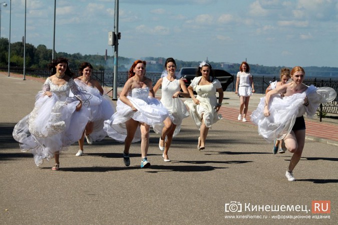 В Кинешме прошел благотворительный забег «Волжская невеста» фото 57