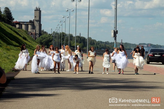 В Кинешме прошел благотворительный забег «Волжская невеста» фото 51