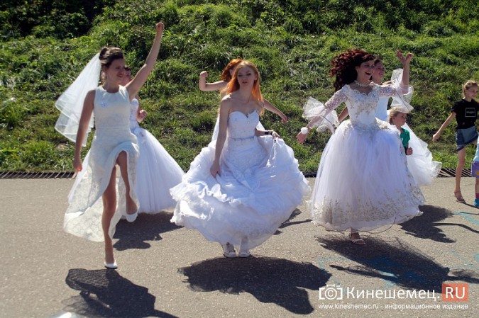 В Кинешме прошел благотворительный забег «Волжская невеста» фото 72