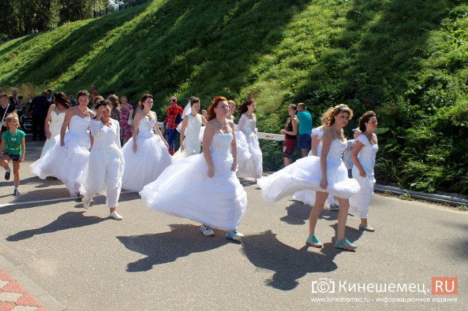 В Кинешме прошел благотворительный забег «Волжская невеста» фото 50