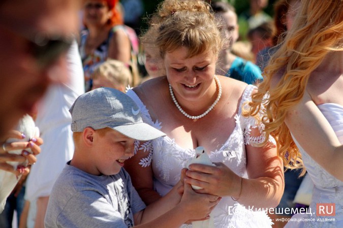 В Кинешме прошел благотворительный забег «Волжская невеста» фото 101