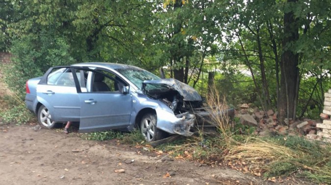 В Ивановской области нетрезвая дама на «Форд Фокусе» влетела в кирпичный забор фото 2