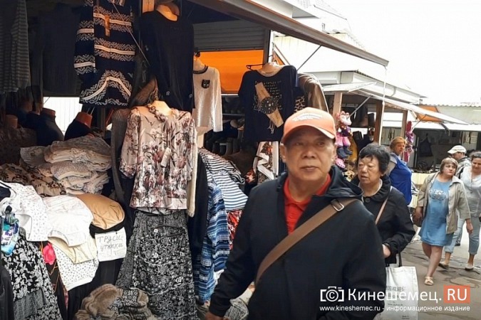 Туристы из Шанхая забрели на рынок Кинешмы фото 8