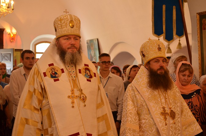 Кинешемский епископ возглавил литургию в Золотниковской пустыни и откушал у ракетчиков фото 2