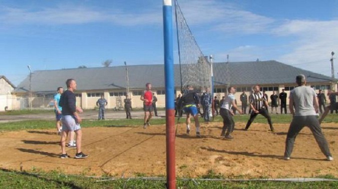 Сотрудники кинешемской «четверки» сыграли в волейбол с осужденными фото 2