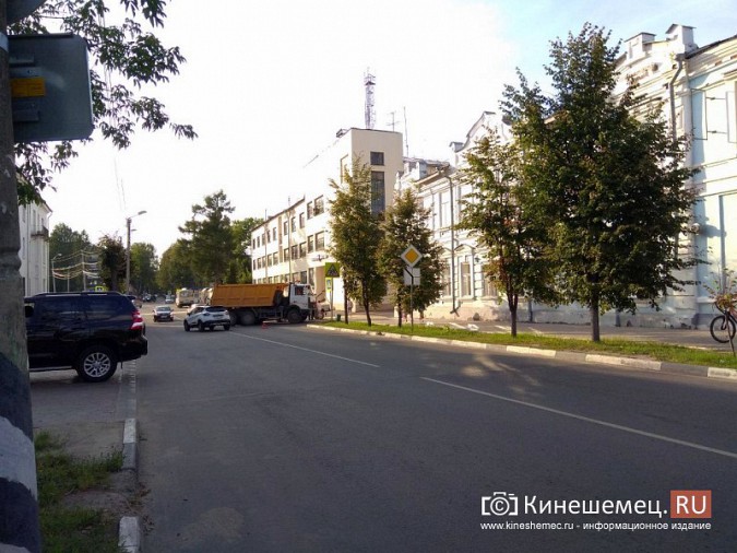 «МАЗ» и «Мазда» с прицепом столкнулись у главной Почты Кинешмы фото 3