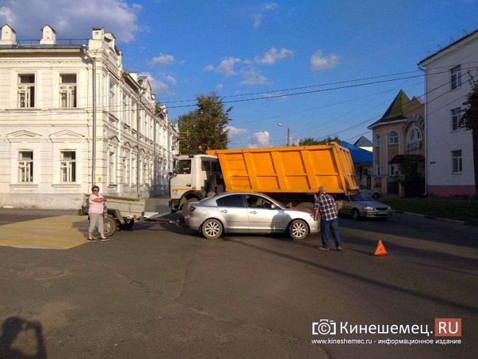 «МАЗ» и «Мазда» с прицепом столкнулись у главной Почты Кинешмы фото 4
