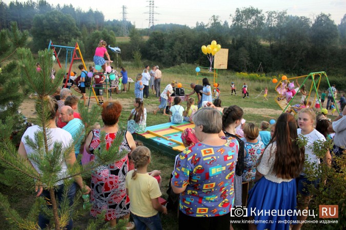 На окраине района «ДХЗ» появилась уютная детская площадка фото 20