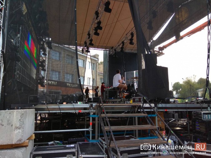 Поклонники Басты уже собираются в центре Кинешмы фото 12