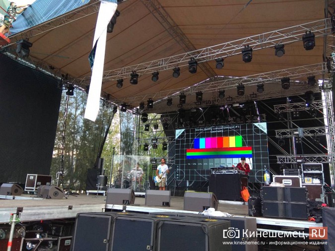 Поклонники Басты уже собираются в центре Кинешмы фото 11