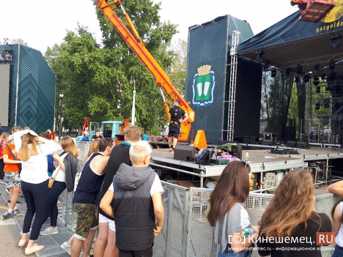 Поклонники Басты уже собираются в центре Кинешмы фото 6