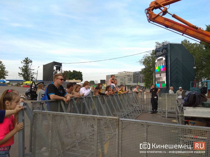 Поклонники Басты уже собираются в центре Кинешмы фото 13