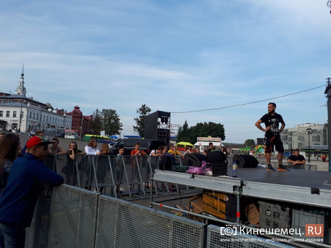 Поклонники Басты уже собираются в центре Кинешмы фото 4