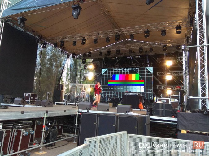 Поклонники Басты уже собираются в центре Кинешмы фото 14