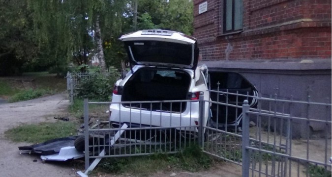 В Кинешме после концерта Басты мужчина насмерть разбился на «Лексусе» фото 2