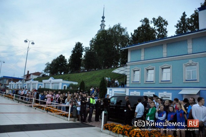 Фанаты встретились в Кинешме с Бастой на набережной Волжского бульвара фото 2