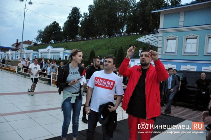 Фанаты встретились в Кинешме с Бастой на набережной Волжского бульвара фото 4