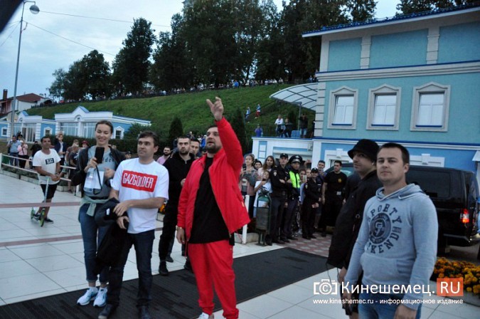 Фанаты встретились в Кинешме с Бастой на набережной Волжского бульвара фото 8