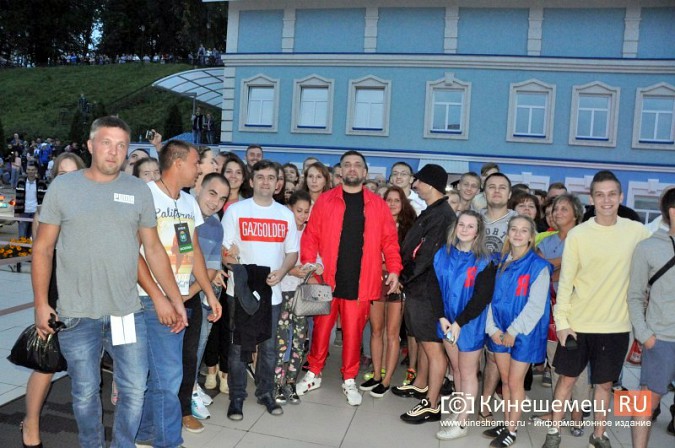 Фанаты встретились в Кинешме с Бастой на набережной Волжского бульвара фото 9